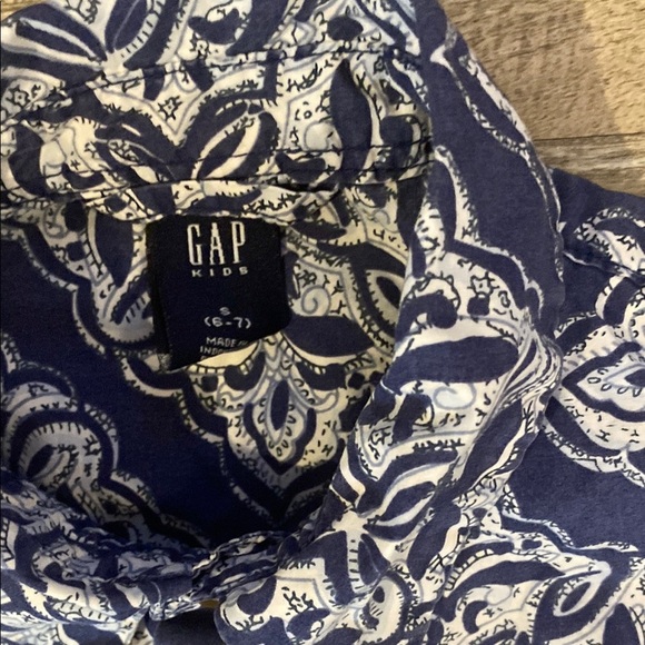 GAP Blue and White Patterned Kids Button Down Shirt S 6/7 Front pocket - Picture 4 of 6